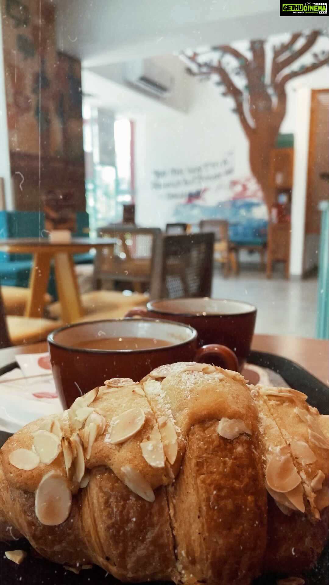 Noorin Shereef Instagram - Chai time at @qmincafe π The authentic Desi Chai flavour delivered at its best. Have a bite of happiness by choosing from the wide range of quick snacks! I chose Almond Croissant & it was pure love β₯οΈ