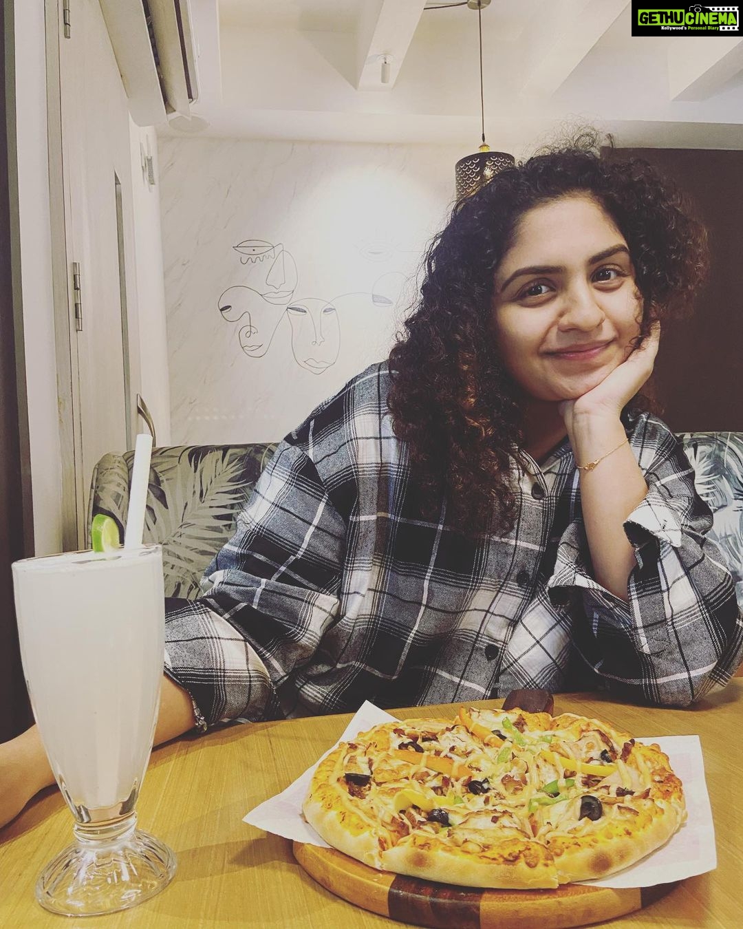 Noorin Shereef Instagram - Swipe to see the pizza mode🙇🏼♀️ 📸 @fahim_safar HAPPY CUP