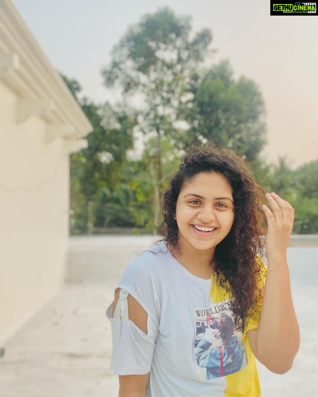 Noorin Shereef Instagram - You are the average of the people who are constantly being around you..... #selfportrait