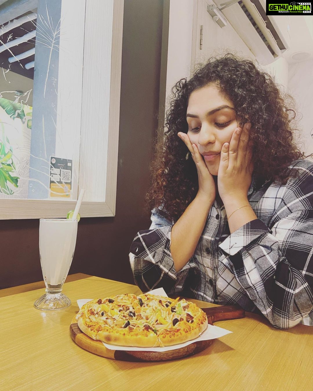 Noorin Shereef Instagram - Swipe to see the pizza mode🙇🏼♀️ 📸 @fahim_safar HAPPY CUP