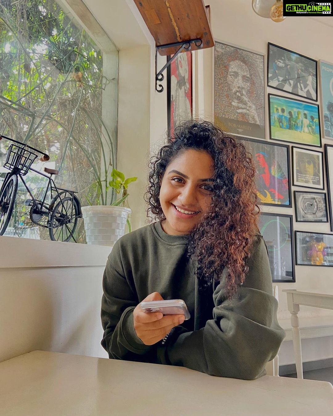 Noorin Shereef Instagram - Make your smile happiness for your people, Fear for your haters and pride for yourself✨ 📸 @fahim_safar French Toast