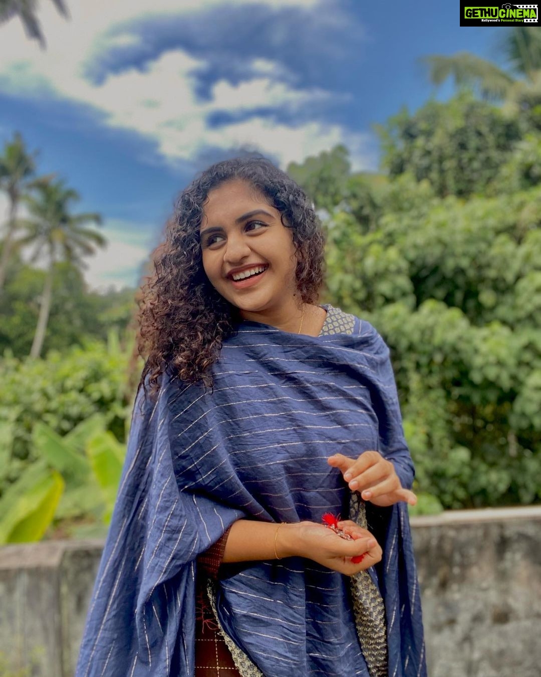 Noorin Shereef Instagram - Being a strong individual who attracts success and happiness.✨🤲🏻 #selfprotrait #noorinshereef