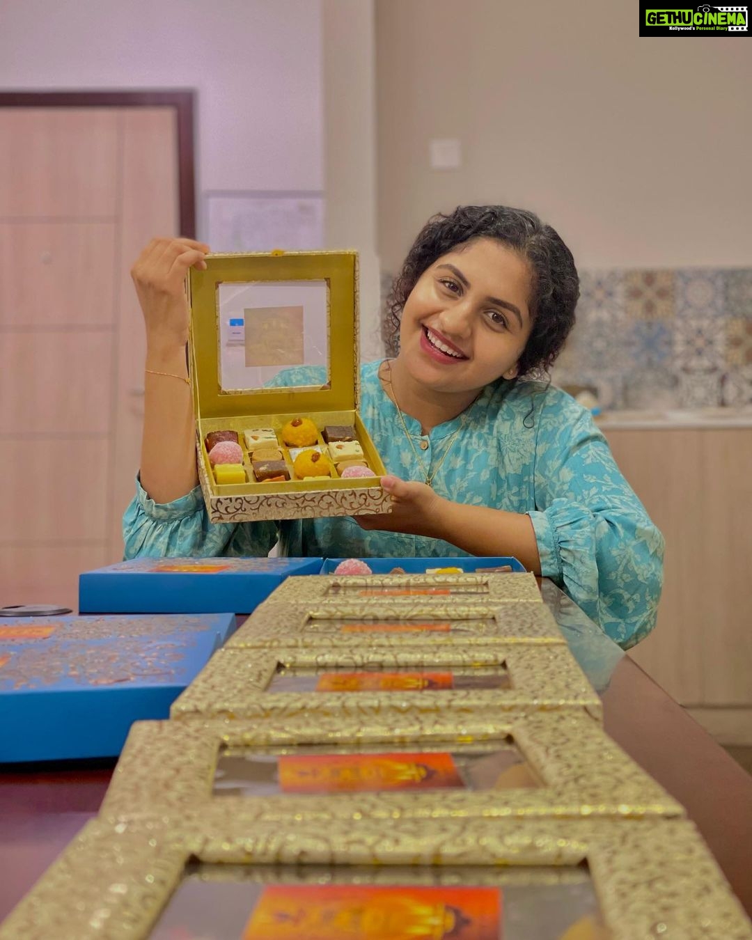 Noorin Shereef Instagram - Happy DIWALI✨🤲🏻 Thanks to @spicebridgetvm for the sweets😋