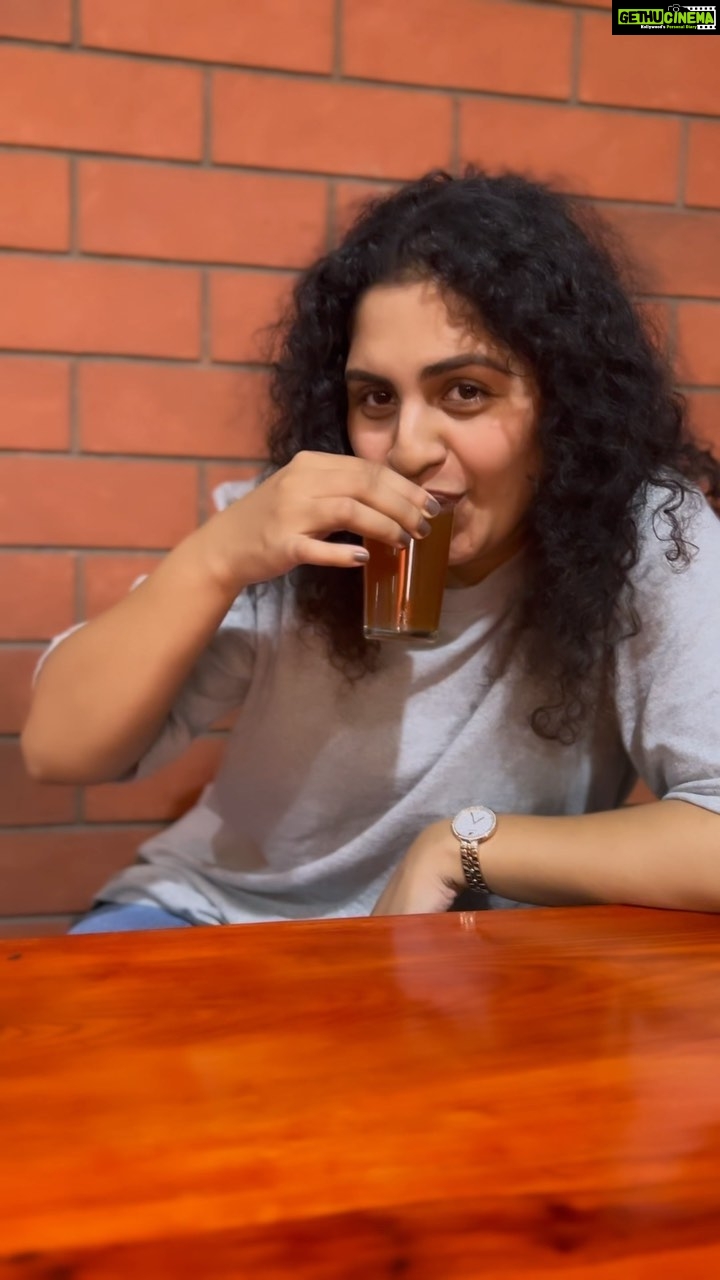 Noorin Shereef Instagram - Vibing de “Enthanu lemon tea okke choichu ennu Kettu......“😅 Note : that chiri voice in the video does’nt really belong to @sangeetha_janachandran eventhough its such a match! 😂