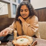 Noorin Shereef Instagram - A ME moment captured during the happy fooding time with friends ! The Turkish Cuisine Spread at @alibaba.doner.cafe is a must try 🤩✨ Definitely visiting again soon. Get a glimpse of all the yumms in my story thread! 😬 Alibaba & 41 Dishes