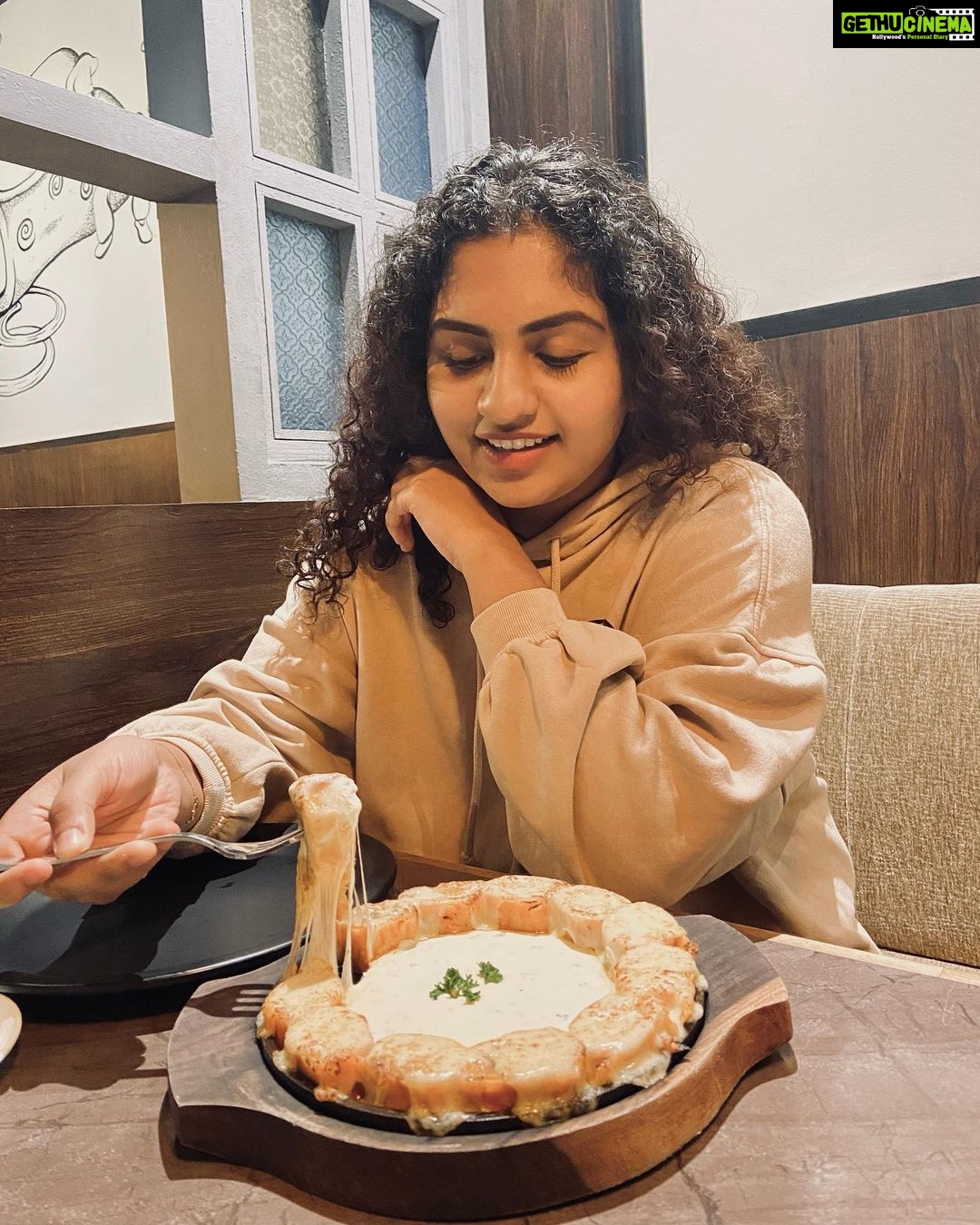 Noorin Shereef Instagram - A ME moment captured during the happy fooding time with friends ! The Turkish Cuisine Spread at @alibaba.doner.cafe is a must try 🤩✨ Definitely visiting again soon. Get a glimpse of all the yumms in my story thread! 😬 Alibaba & 41 Dishes
