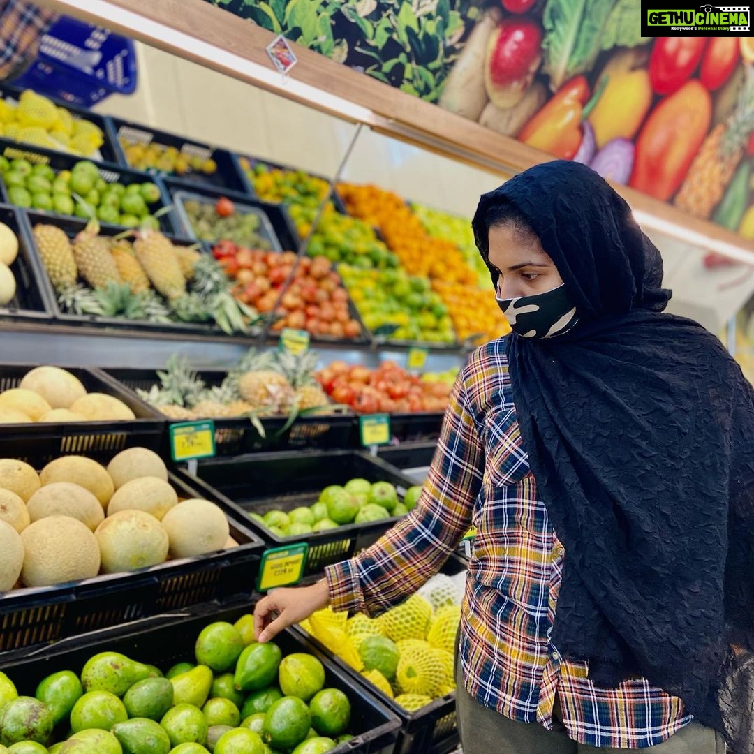 Noorin Shereef Instagram - 🍀 kurach fruits edukkate?