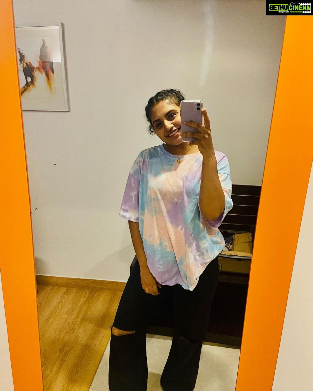 Noorin Shereef Instagram - Life is like a mirror, we get the best results when we smile at it.🍀 India