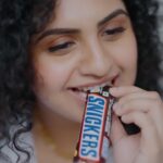 Noorin Shereef Instagram - Snickers കഴിക്കു , cool ആകു , ഈ ഓണത്തിന് നിങ്ങൾ നിങ്ങളായി തന്നെ ആഘോഷിക്കൂ …. @snickers.india Grab a snickers, be cool and celebrate this Onam being you. #onam #snickerscommercial #snickers #snickersindia #onamcelebration #noorin