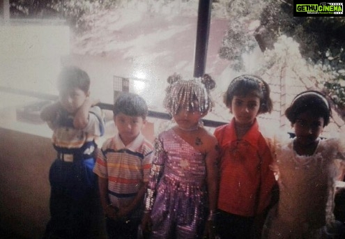 Noorin Shereef Instagram - Those happy days. All the best wishes to everyone for their #praveshnolsavam 2021 Swipe and see the next pic with my weird face for not getting a chance to sit in the middle of the class photo🥴