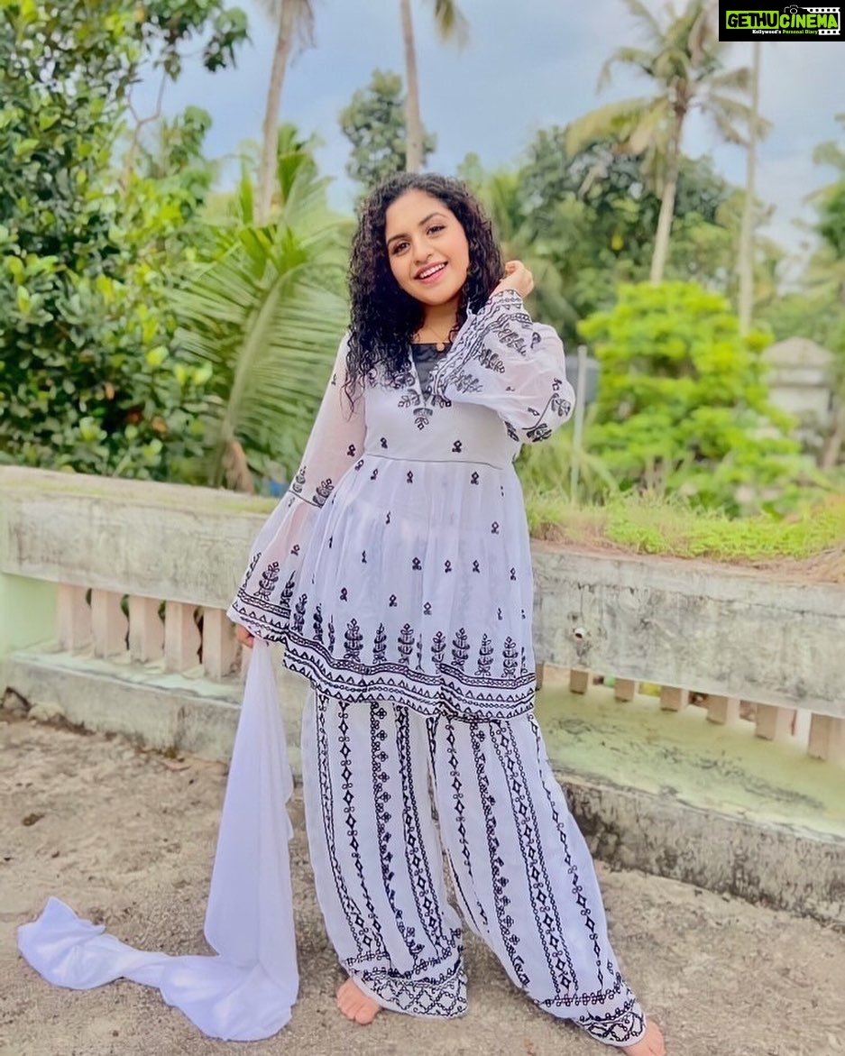 Noorin Shereef Instagram - Stay home stay safe stay beautiful♥️ Wearing @we_shoppie Pc @nazerin_nachu