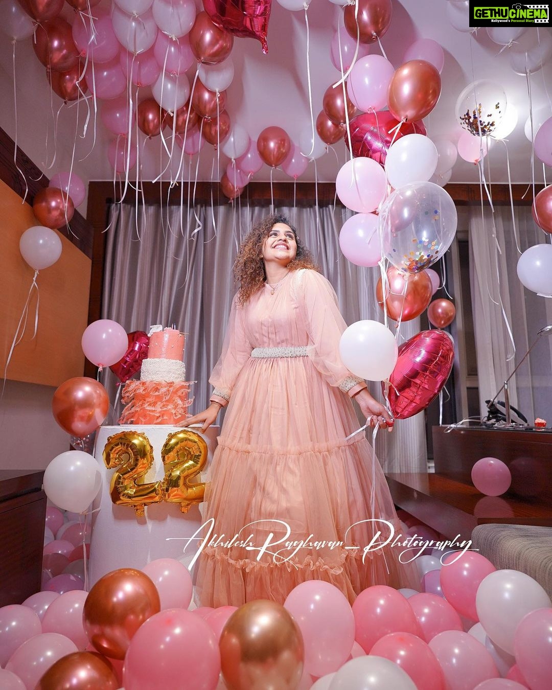 Noorin Shereef Instagram - 3.4.2021 🤲🏻 @akhileshraghavan_photography @nikhilfrancisncompany @the_heavenslice @naznoor.official @crowneplazakochi Crowne Plaza Kochi