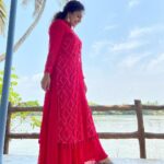 Noorin Shereef Instagram - താഴേക്കു നോക്കി പുഞ്ചിരിക്കുന്ന ഈ വെറൈറ്റി പോസിനു എത്ര മാർക്ക് ഗുയ്സ് ?? @ladies_planet_ @nazerin_nechu India