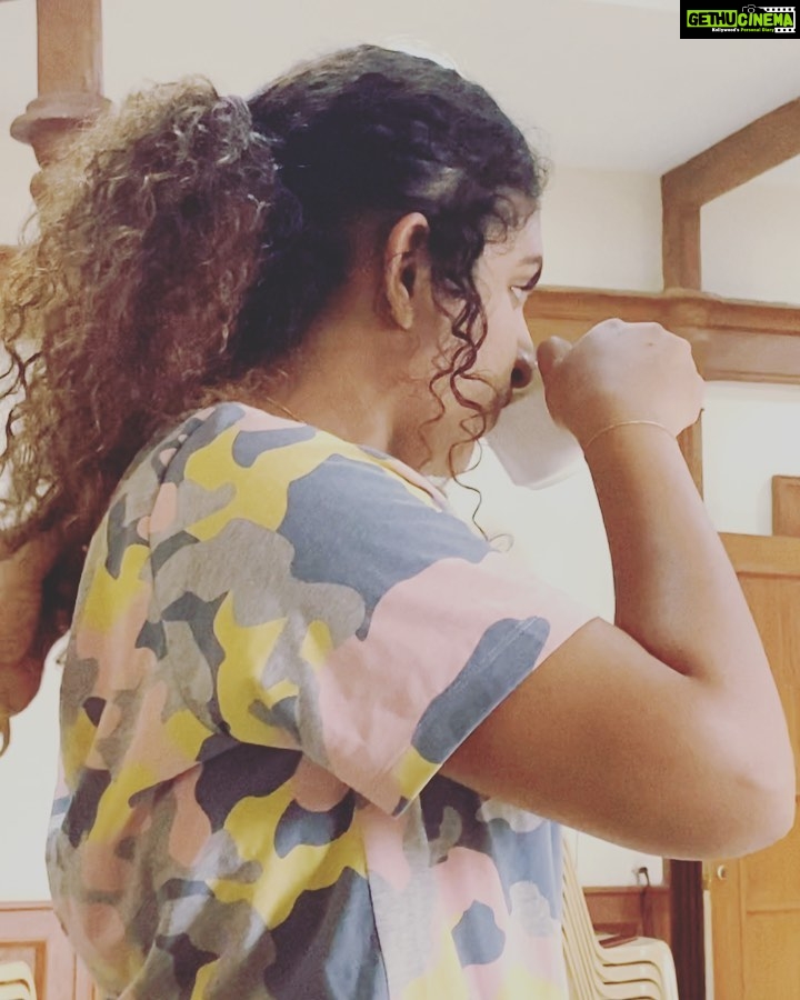 Noorin Shereef Instagram - ചായ കുടിക്കുമ്പോൾ ഇങ്ങനെ തലയിൽ തട്ടുന്നത് എന്തൊരു കഷ്ടമാണ് ഉമ്മി 😑 but #ummi eshtam♥️ @haseena_hasi_
