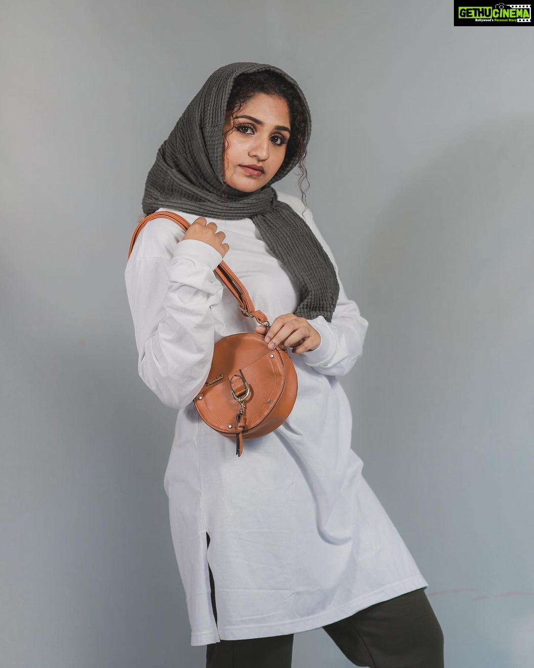 Noorin Shereef Instagram - മോഡൽസ് ഇങ്ങനെയല്ലെ പോസ് ചെയ്യുന്നത് സേട്ടാ 🙏🏻 @rare_.moments @coveredlondon India