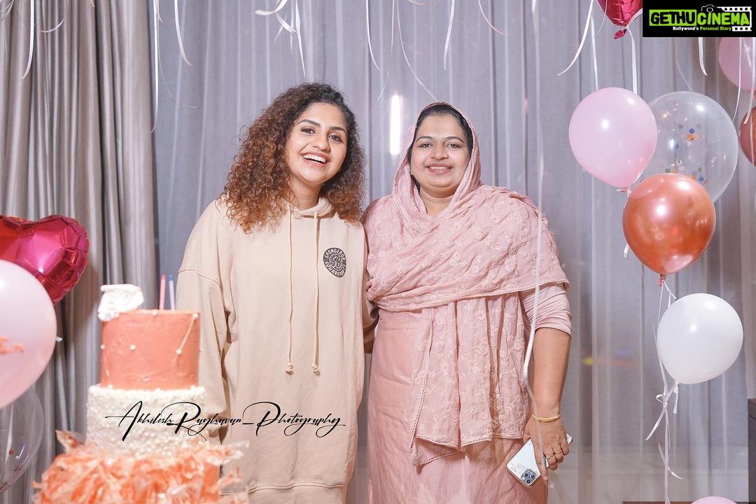 Noorin Shereef Instagram - Family ♥️ Photography @akhileshraghavan_photography Decor @nikhilfrancisncompany Cake @the_heavenslice Crowne Plaza Kochi