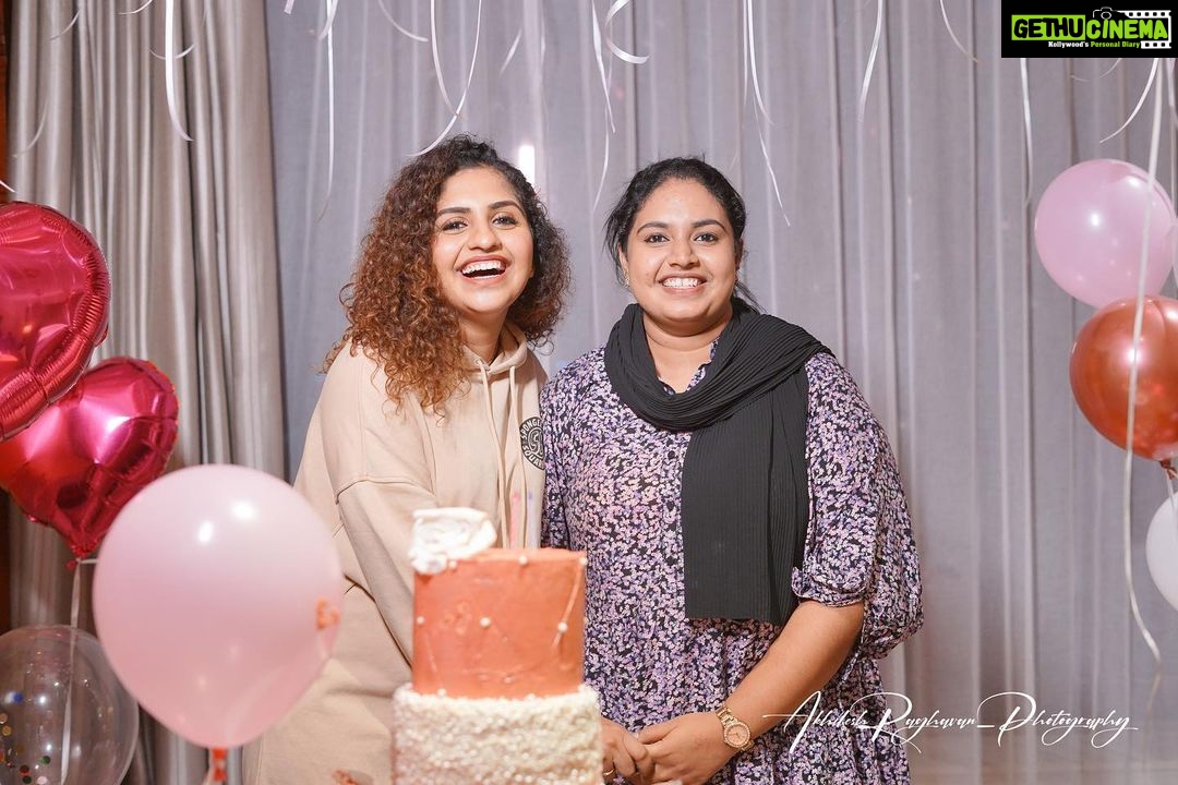 Noorin Shereef Instagram - Family ♥️ Photography @akhileshraghavan_photography Decor @nikhilfrancisncompany Cake @the_heavenslice Crowne Plaza Kochi