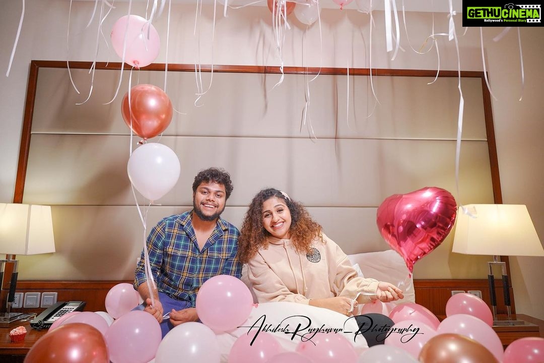 Noorin Shereef Instagram - Family ♥️ Photography @akhileshraghavan_photography Decor @nikhilfrancisncompany Cake @the_heavenslice Crowne Plaza Kochi