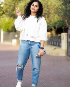 Noorin Shereef Instagram - White is not a trendy color. It’s the color of centuries of fashion!
Casually chilling in White and smiling bright in the simple and stylish outfit with personalized name tag on it by @levis_in 

📸 @vipin_nairs 

#levis #levisindia #customlevis #white