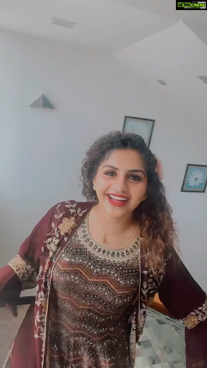 Noorin Shereef Instagram - തടവിലാക്കിയ പൈങ്കിളി 🙏😂 Wearing @ladies_planet_ #noorinshereef #noorin #reels