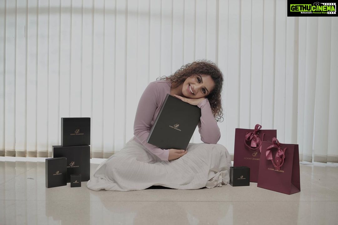 Noorin Shereef Instagram - There is gifting and then there is gifting. For me, @sunnydiamondsofficial is the latter. Perfected with internally flawless diamonds and gorgeous stonework, each and every piece is nothing less than a masterpiece. Want to score brownie points from your loved ones, visit your nearest showroom today. #SunnyDiamonds #BISHallmark #conflictfreediamonds #certifieddiamondjewellery #internallyflawlessdiamonds #diamondgift #hallmarkedjewellery Sunny Diamonds