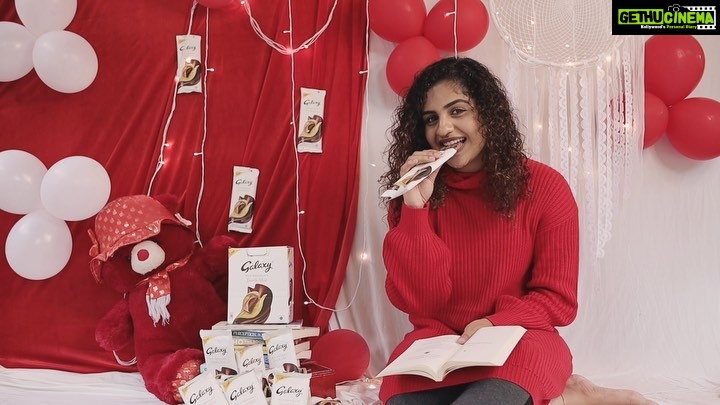 Noorin Shereef Instagram - Get a chance to end the year 2020 on a happier note. Tell us what gave you pleasure during this year. Was it baking, gardening, music, retail therapy or anything else, what was it that you wouldn’t want to leave behind for the new year?? Share a picture of your pleasure with Galaxy Chocolates and get a chance to win Amazon vouchers. Tag me and @marsgalaxyindia, use hashtags #ChoosePleasureForNewYear and #ChoosePleasure. You wouldn’t want to miss this!! For me it was a self exploring period. My hidden interests in some activities got revealed. And it helped me to choose pleasure of reading and dressing up. So what about you guys?? Share with me your pictures of #ChoosePleasureForNewYear India