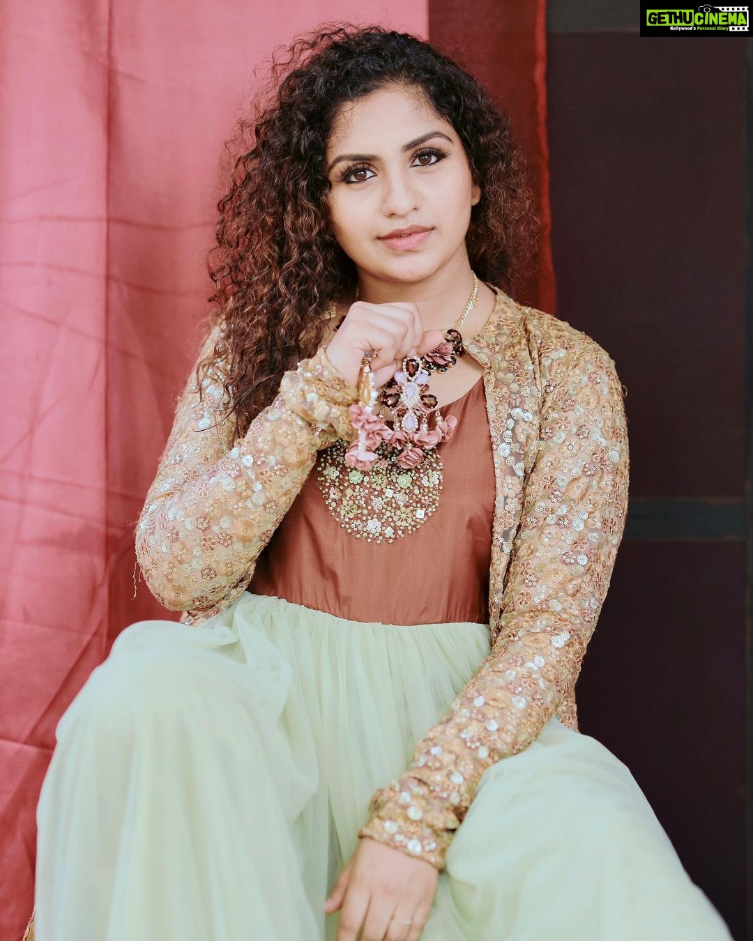 Noorin Shereef Instagram - 🤎💚 @vedhikafashion Pc @s_r_j__capturz