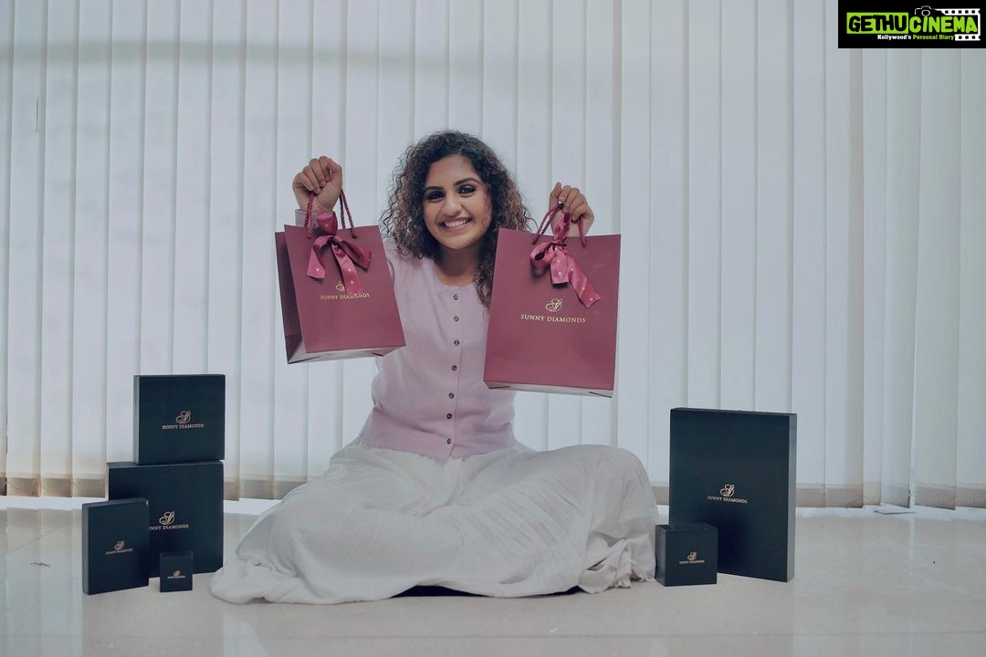 Noorin Shereef Instagram - There is gifting and then there is gifting. For me, @sunnydiamondsofficial is the latter. Perfected with internally flawless diamonds and gorgeous stonework, each and every piece is nothing less than a masterpiece. Want to score brownie points from your loved ones, visit your nearest showroom today. #SunnyDiamonds #BISHallmark #conflictfreediamonds #certifieddiamondjewellery #internallyflawlessdiamonds #diamondgift #hallmarkedjewellery Sunny Diamonds