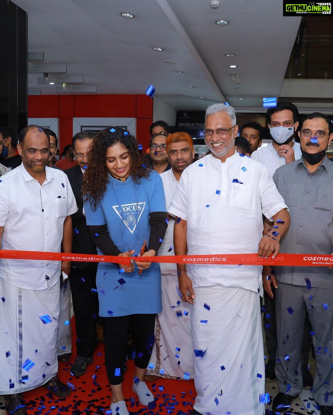 Noorin Shereef Instagram - Inaguration of @cozmedics_in 6th showroom at selex mall thrisur. So much blessed to be a part with safa group and whole family. Inaguration was done under covid protocol with safe measures. All the best for the whole team SELEX MALL