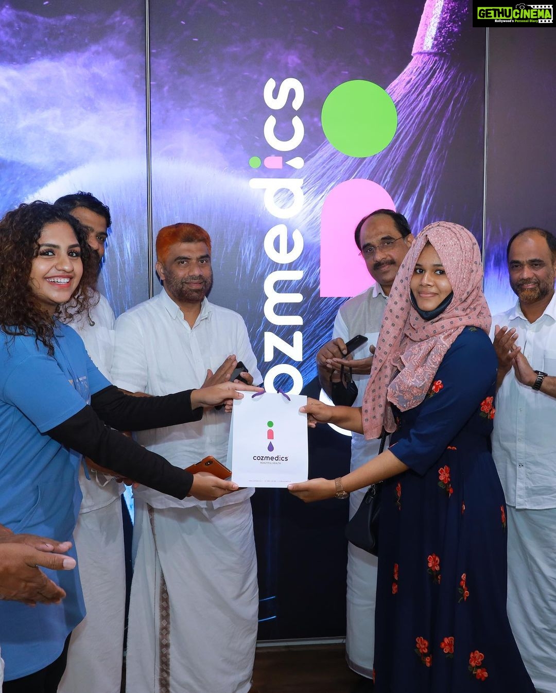 Noorin Shereef Instagram - Inaguration of @cozmedics_in 6th showroom at selex mall thrisur. So much blessed to be a part with safa group and whole family. Inaguration was done under covid protocol with safe measures. All the best for the whole team SELEX MALL