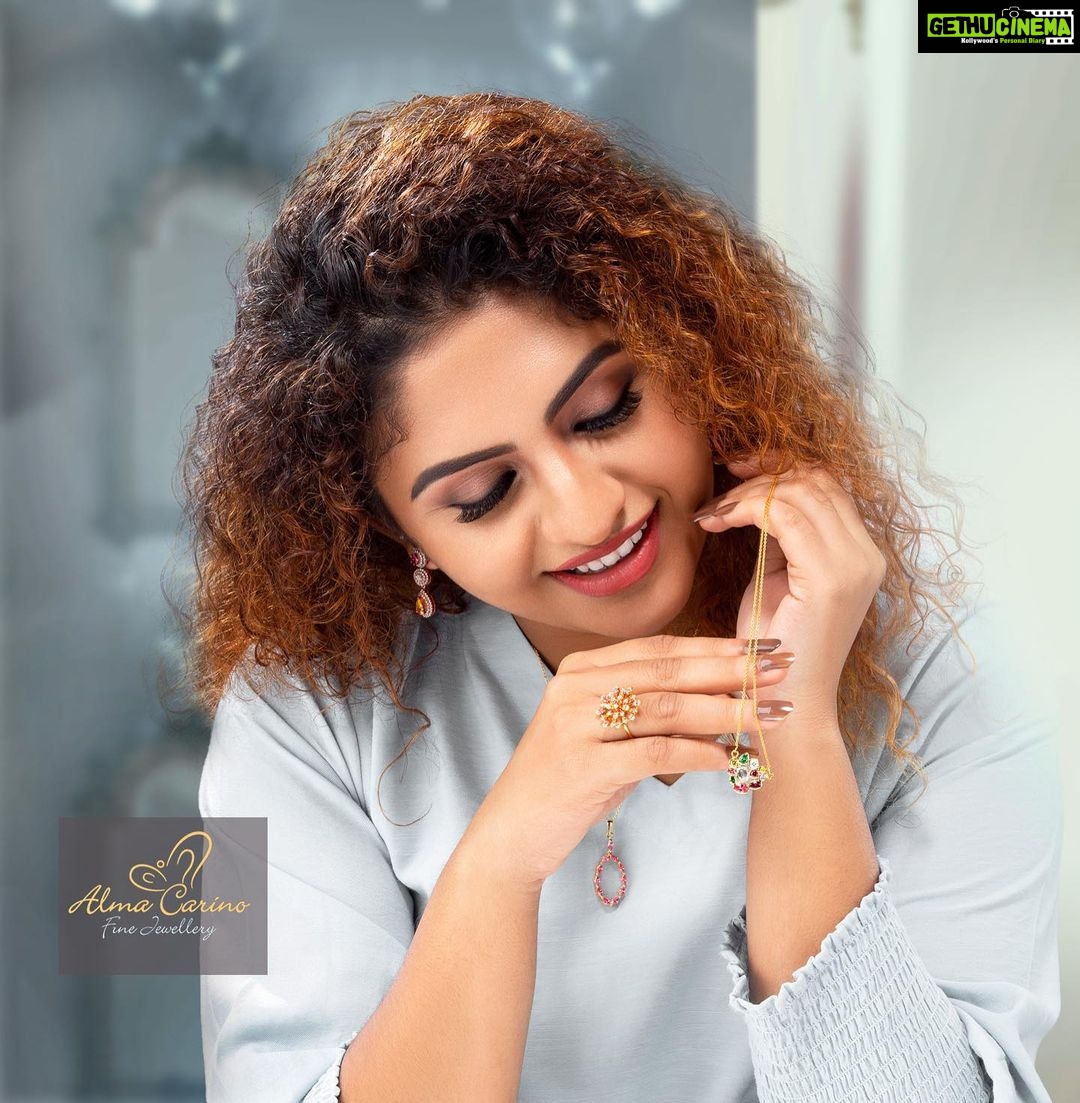 Noorin Shereef Instagram - Sun collection rejuvenates your day ☀️ from @almacarinofinejewellery @arshalphotography @jaan_moni_das @laamiya.c.k