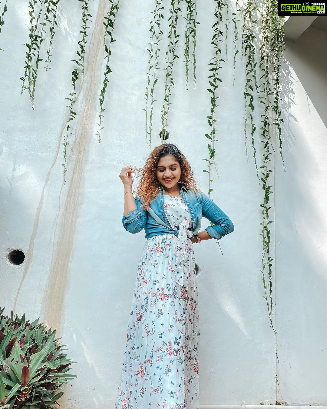 Noorin Shereef Instagram - "Don't be afraid to give up the good to go for the great🍀 📸 @ferminnoushad Wearing @reliancetrends Denim shirt from @jishadshamsudeen