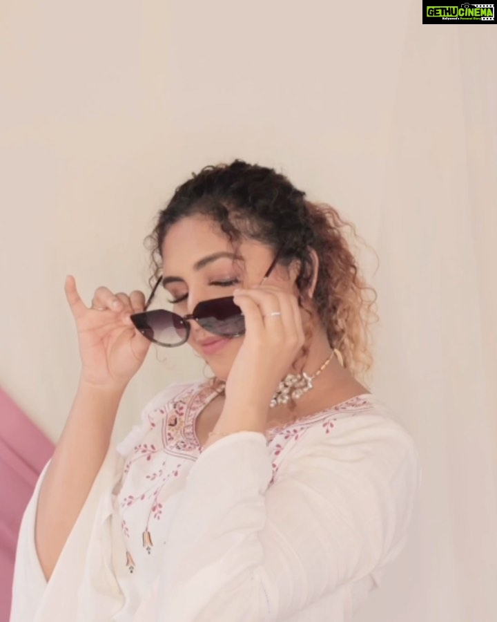 Noorin Shereef Instagram - The festive season is almost here! 🥳🥳 I am as excited as you are and have begun my festive shopping already! Watch the video and check out some of my favorite picks from @myntra for this season! Tell me how you like my picks and find you favorites ones on Myntra too! And start choosing fast because the #MyntraBigFashionFestival is LIVE till 22nd October with the best trends at 50-80% off! Check the best styles at unbelievable prices, Link in bio! White Kurta: 7334039 Zaveri Set: 9013413 Liquid Lipstick: 10884976 P.S. - FLAT 500! off for first time users + free shipping for 1 month! #MyntraBFF #FestiveMomentsStyledByMyntra . . . #galleri5influenstar India