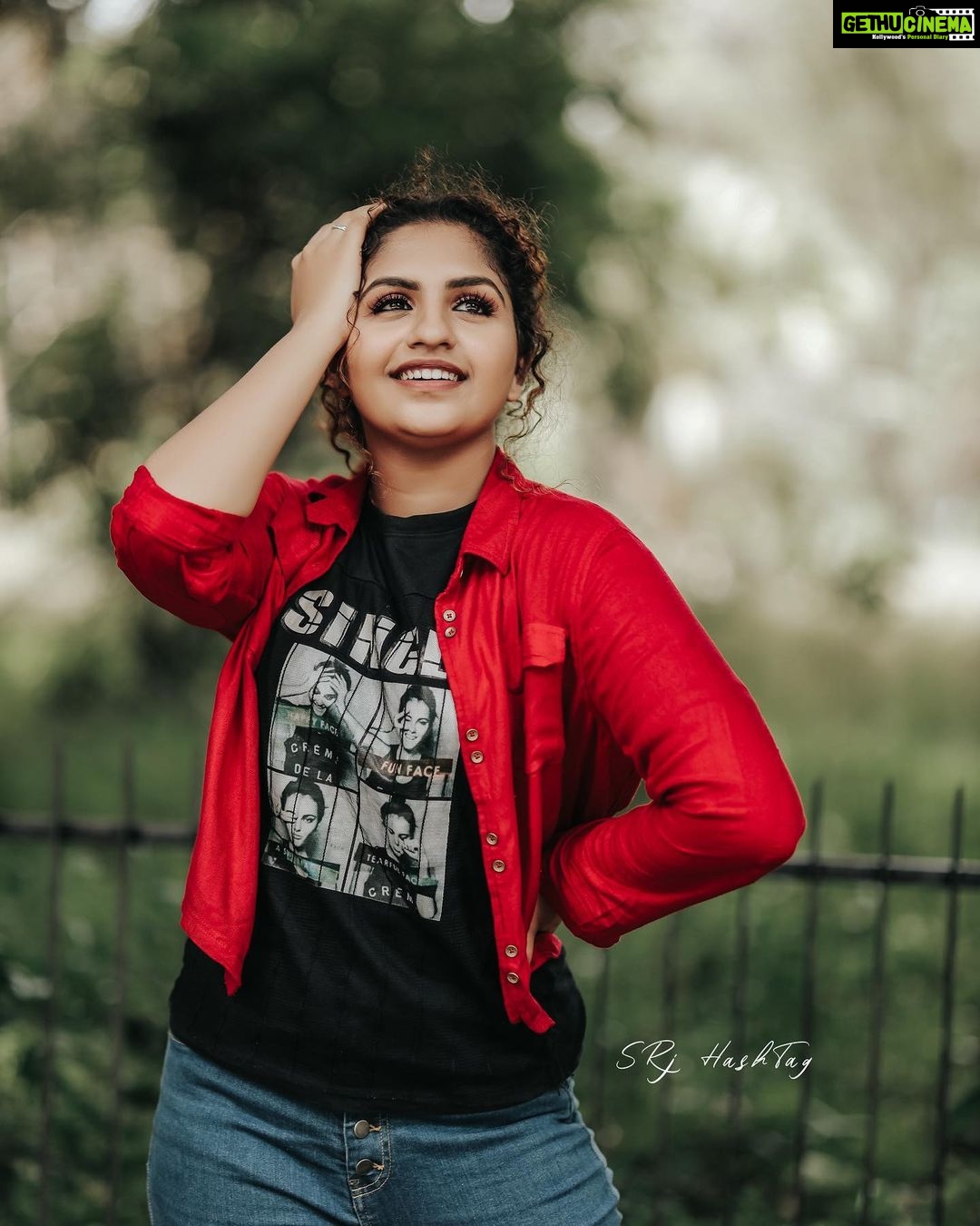 Noorin Shereef Instagram - Feel that rush , feel that ignorance,set the power to win them all✨ @srj_hashtag @vishnukumarkrishna #red #redinsta #redinstagram #iplred #ipl #season #noorin