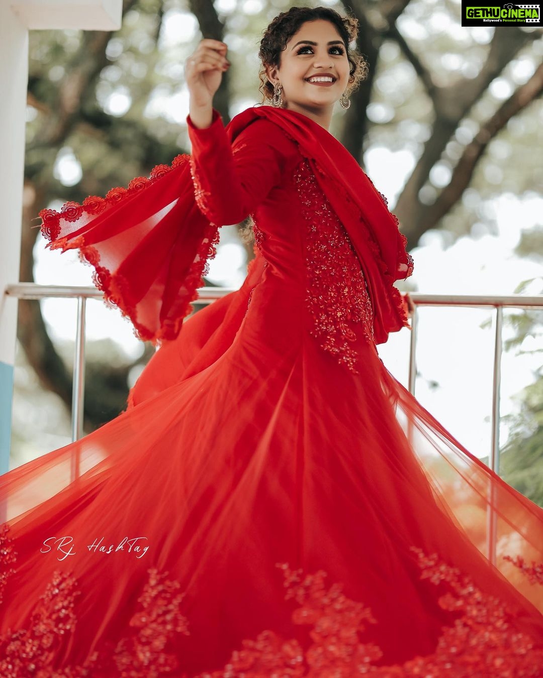 Noorin Shereef Instagram - Come , lets fall in red together♥️ Pc @srj_hashtag Retouch @vishnukumarkrishna Wearing @naznoor.official India