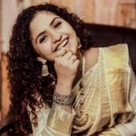 Noorin Shereef Instagram - Shine like me or shine for me?????✨ Wearing @naznoor.official Jewelry @jajisweddingworld Pc @srj_hashtag