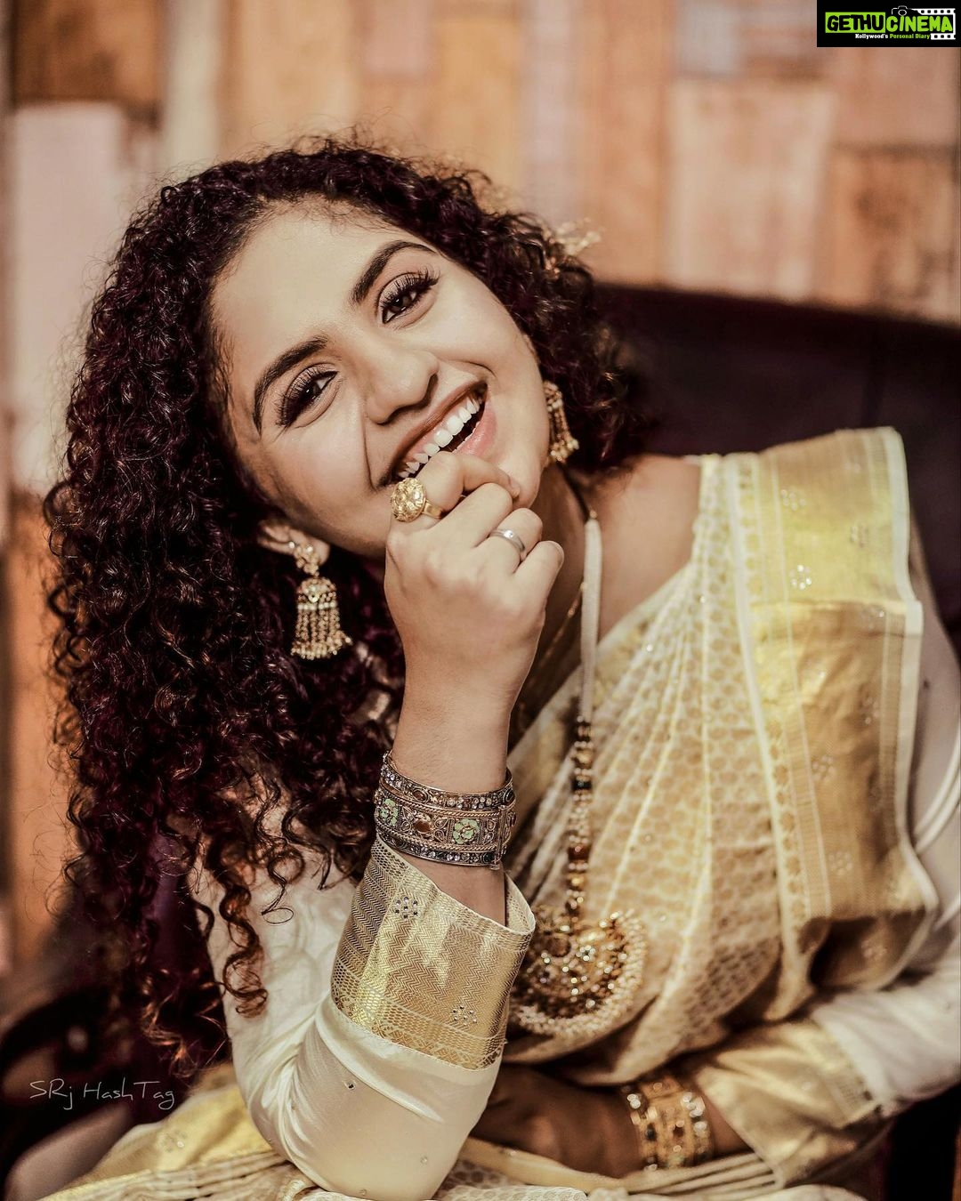Noorin Shereef Instagram - Shine like me or shine for me?????✨ Wearing @naznoor.official Jewelry @jajisweddingworld Pc @srj_hashtag