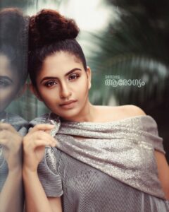 Noorin Shereef Instagram - Change your way of seeing a thing if it didnt worked !!! But never fail to try a change
Photography @syam__babu 
Retouch @yshugram
Outfit @designmecochin
Styling @styyledbyjoe 
Mua @makeupbytonymua 
For @manoramaarogyam