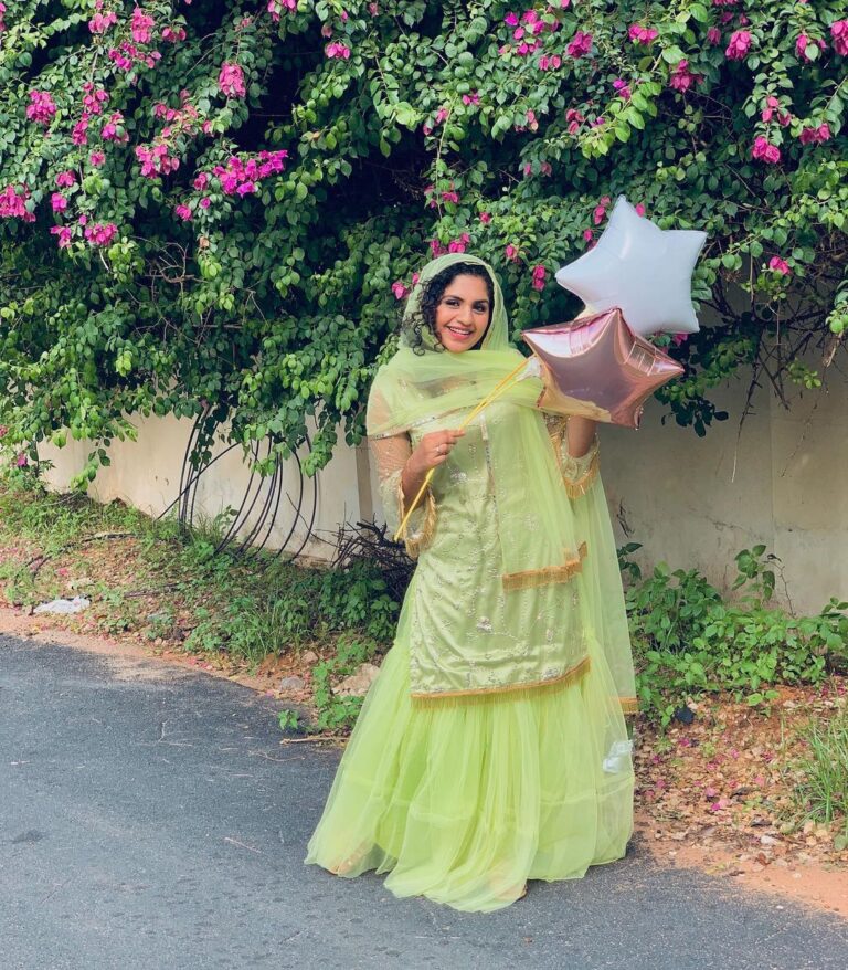 Noorin Shereef Instagram - EID MUBARAK ALL✨✨✨ I know its little bit late but its fine, my fam will accept for what i am♥️ Feels pretty much awesome myself everytime i come up with an outfit from my ummahs @haseena_hasi_ designing. #another surprise is that , today at MIDNIGHT 12 , i m going to post the eid day of mine on my youtube channel. I did al together today and there are a lot mistakes tooo. Any way subscribe and turn on the bell button , so you guys can catch it as soon as i release it through youtube . Check the link in my bio to subcribe Once again a happy eid to all🌸 Eid Mubarak