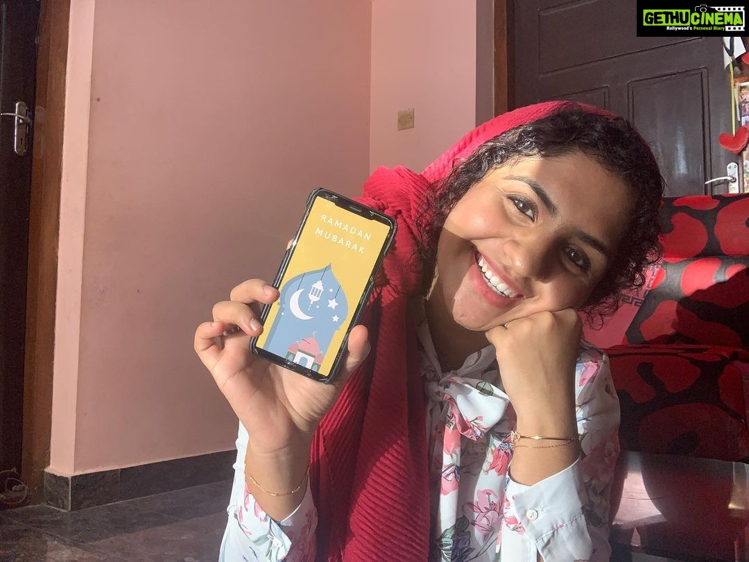 Noorin Shereef Instagram - Thought to prepare a video that all phone addicted us needed during ramadan days♥️😂😍. Chek out my latest video in my youtube about the best5 apps we can use during ramadan . (Link in my bio)