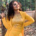 Noorin Shereef Instagram - Woke up , getting ready and standing infront of home to check the corona is still there😑😓 Pc @nazerin_nechu Wearing @haseena_hasi_