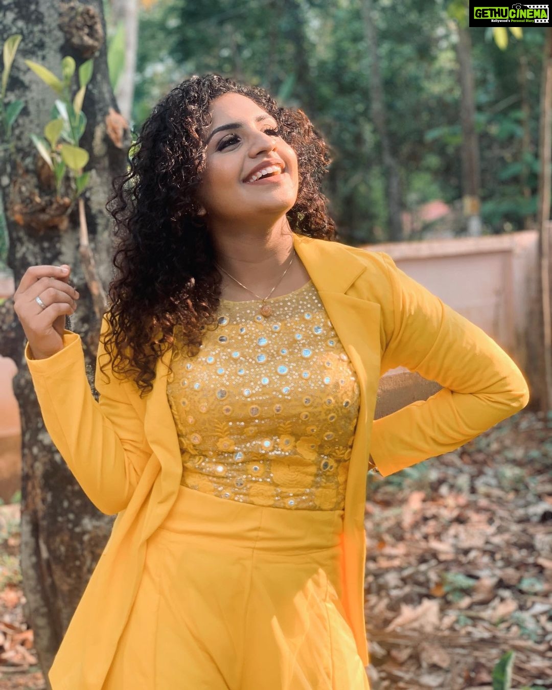 Noorin Shereef Instagram - Woke up , getting ready and standing infront of home to check the corona is still there๐๐ Pc @nazerin_nechu Wearing @haseena_hasi_