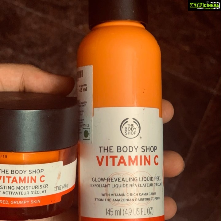 Noorin Shereef Instagram - Stay home and take care of your skin with @thebodyshopindia @thebodyshop Vitamin c liquid peel and moistarizer is a good combo for a healthy pamper for skin