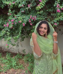 Noorin Shereef Instagram - EID MUBARAK ALL✨✨✨
I know its little bit late but its fine, my fam  will accept for what i am♥️
Feels pretty much awesome myself everytime i come up with an outfit from my ummahs @haseena_hasi_ designing. 
#another surprise is that , today at MIDNIGHT 12 , i m going to post the eid day of mine on my youtube channel. I did al together today and there are a lot mistakes tooo. Any way subscribe and turn  on the bell button , so you guys can catch it as soon as i release it through youtube . Check the link in my bio to subcribe 
Once again a happy eid to all🌸