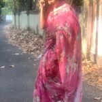 Noorin Shereef Instagram - Donno why the sun alwys wants to kiss me🤭♥️ Partnered with @thebrandstorebyfebitha with this flwafull saree