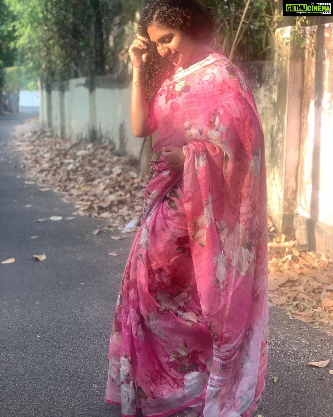 Noorin Shereef Instagram - Donno why the sun alwys wants to kiss me🤭♥️ Partnered with @thebrandstorebyfebitha with this flwafull saree