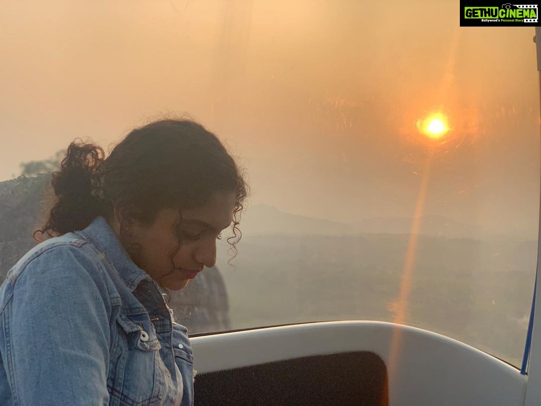 Noorin Shereef Instagram - That me trying to avoid eye contact with the sunman ,but he falls for me and doing things to impress me. (Note- i m secretly observing u man) Clicks by @deepak__kc For #entenaadu #keralatourismpackages