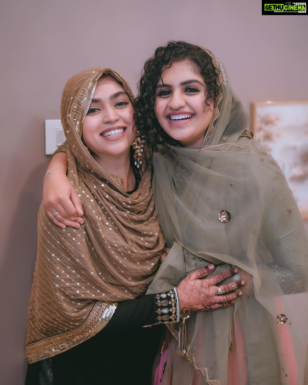 Noorin Shereef Instagram - At kajjus wedding♥️ Some smile combos😁 I will alwys miss you mozmaetha🦋 @theglamupstudio FAMILY😍 Mahe, India