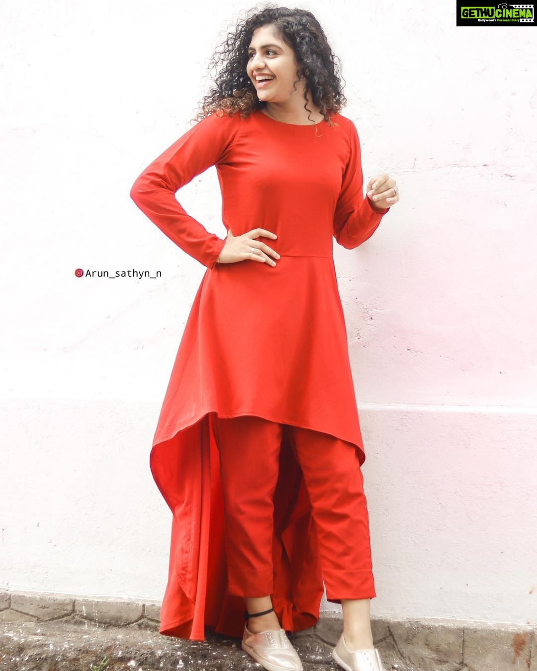 Noorin Shereef Instagram - Its christmas , its red , its love ,its life♥️ I was so happy to receive this red gift from @_big_zero__ , all the way from calicut. That effort for bringing this direct to me 😍. Thank you soo soo muchhh. My 2M outfit♥️ 📸 @arun_sathyan_n Thrissur Kerala India
