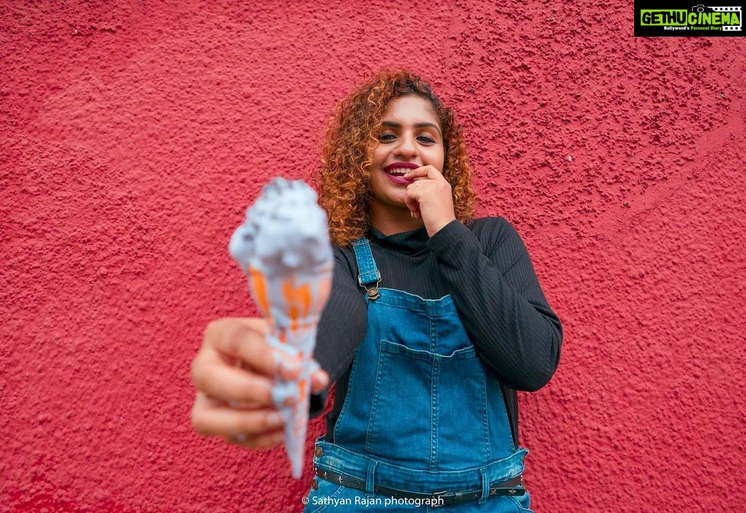 Noorin Shereef Instagram - You want that icecream😋🍦 Let me taste first😈 Pc @sathyan_rajan Fort Cochin